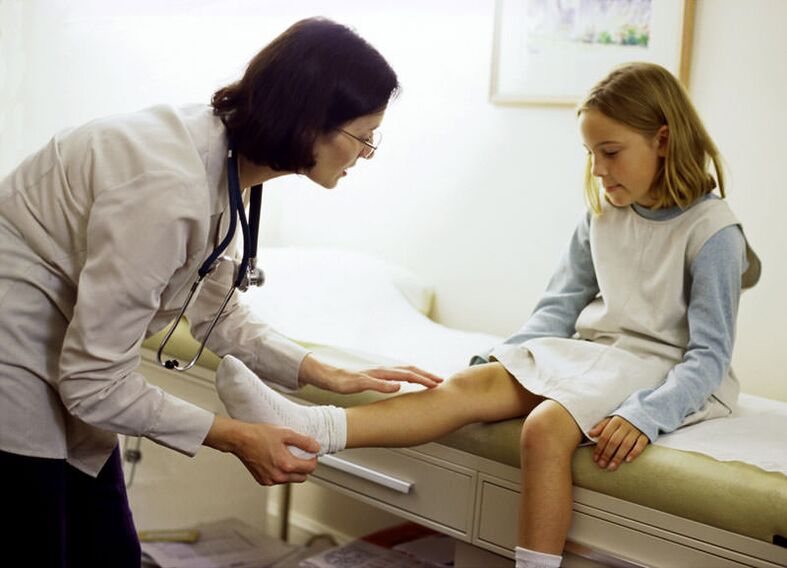 Niña con artrosis de la articulación de la rodilla en una recepción en un especialista