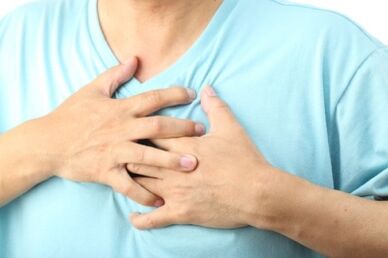 La osteocondrosis torácica causa dolor en el pecho al inhalar y moverse.