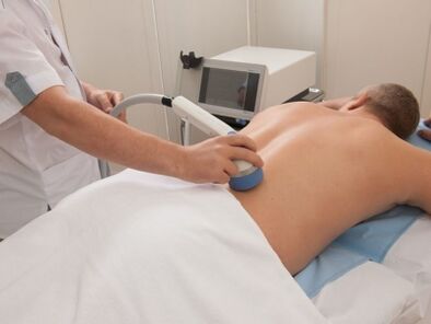 La realización de fisioterapia para la osteocondrosis torácica aliviará el dolor y la inflamación.