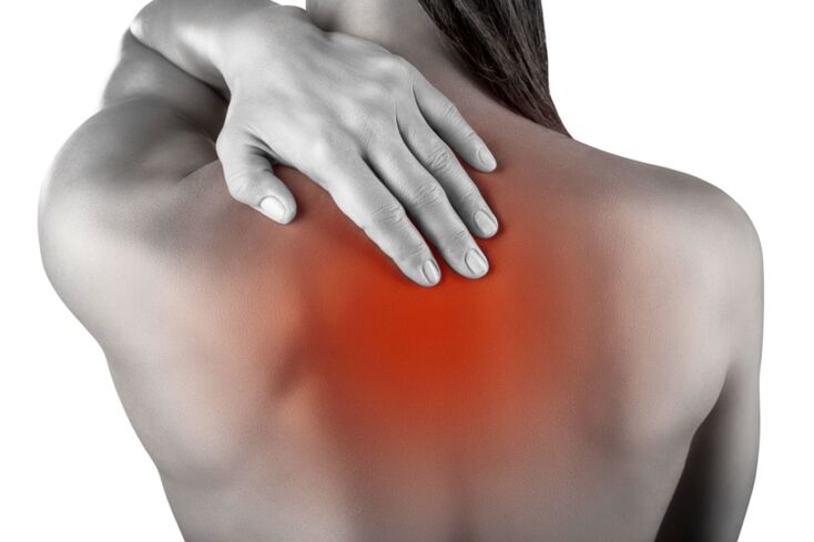 Localización del dolor entre los omóplatos en la osteocondrosis torácica.