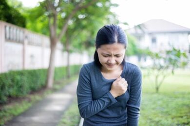 Los síntomas de la osteocondrosis torácica pueden ser similares a los de un ataque cardíaco