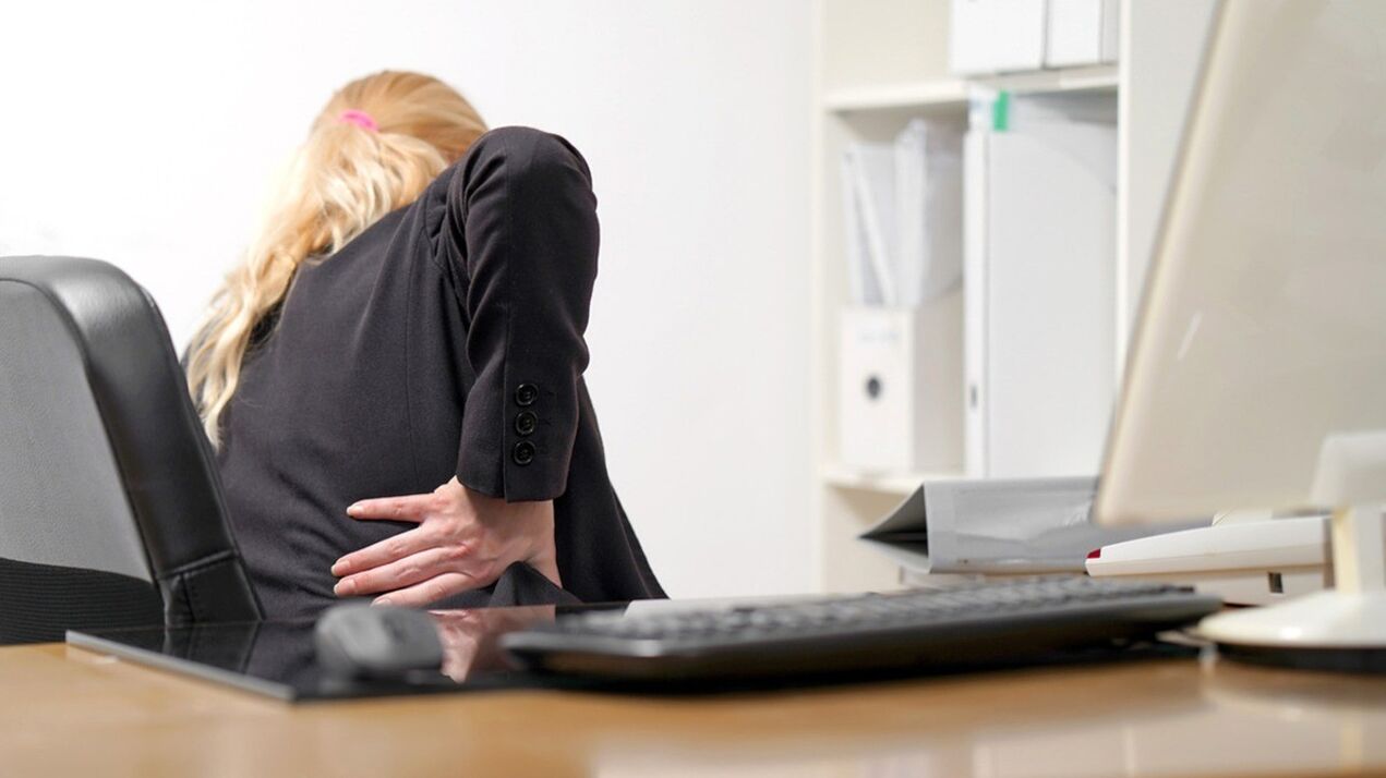 Una mujer está preocupada por el dolor en la región lumbar.